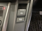 右に電子制御パーキングブレーキがあります。スイッチひとつでブレーキ力を自動的に最適制御できるパーキングシステムです。
