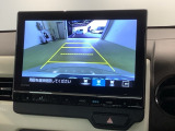 リバースギアに入れるだけで後方の表示へ切り替わります。夜間や雨の日の駐車も楽になりますよ。