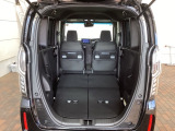 リアシートを倒すと、ラゲッジスペースを広くお使いいただけます!