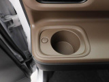 カップホルダーは運転席や助手席からちょうど手の届く位置です!!