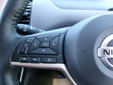 ハンドルにあるステアリングスイッチでオーディオの操作や音量調節が簡単に行えます!