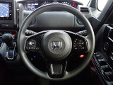 ハンドル左側にはオーディオ操作が出来るオーディオリモートコントロールスイッチ、右側にはHonda SENSINGとオートクルーズコントロールのスイッチを装備!