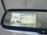 バックモニター(オレンジ色のガイドラインのお陰で、駐車がしやすいです。真上から見下ろしたアングル付きです。ルームミラーに表示されます)