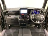 車内は光触媒抗菌消臭施工済です。スタイリッシュなデザインでスポーティなインパネ周りを演出します。グローブボックスやカップホルダーのほかにトレーなどたくさんの収納スペースが付いています。