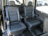 2列目は左右独立シート!リクライニングが可能で快適です。セカンドシートにもシートヒーターが付いています。