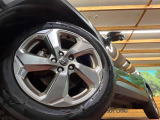 【純正18インチアルミホイール】外観にマッチした純正アルミホイールを装着しております。各種社外アルミホイールや、スタッドレスタイヤも取扱いしております。是非ご相談ください♪