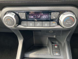フルオートエアコン搭載。温度設定だけで、車内はいつも快適な空間を維持できます。前席シートヒーター付きです。