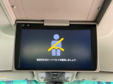 【純正フリップダウンモニター】大画面モニターで後席でもエンタメをお楽しみいただけます。小さなお子様にも大人気の装備です♪
