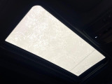 【サンルーフ】開放感たっぷりの希少装備、サンルーフが装着されています!車内に明かりを取り入れたり景色を楽しむ以外にも、車内の空気も簡単に換気できて快適です!