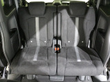 後部座席もゆったり座れます。