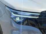 【LEDヘッドライト】悪天候や夜間走行時も良好な視界を確保し安心して運転できる高輝度LEDヘッドライトを装備!点灯速度が早く、消費電力も抑えられています。