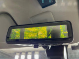 【インテリジェントルームミラー】後席の大きな荷物や同乗者で後方が確認しづらい時でも安心!カメラが撮影した車両後方の映像をルームミラー内に表示。クリアな視界で状況の確認が可能です!
