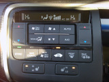 オートエアコンタイプなので細かい操作なしで快適温度に調整してくれます。シートヒーター付きで、冷えた車内でもスイッチを押せば数秒でシートがあたたかくなります。