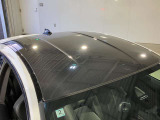カーボンファイバー製ルーフ:重量軽減と低重心化をはかる事で加速性能、ブレーキ性能がアップ。タイヤのポテンシャルを最大現に引き出しコーナリング時の俊敏性とダイナミクスも向上できます。