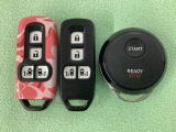 スマートキー付きですからドアロックの開閉およびエンジンスタートが楽々です。電動スライドドアの開け閉めもボタンで操作できます。加えて、純正リモコンエンジンスターター用の操作キーもついています。