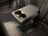 後部席のアームレストにはドリンクホルダーもついております