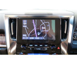 メーカーナビゲーションを装備しており、CD、DVDBluetooth、フルセグ視聴可能です。