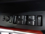 パワーウィンドウスイッチで運転席から全席の窓の開閉ができます。