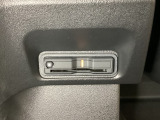 ハンドルの左下にETCがついています。高速道路の料金所の通過も楽々です。 カードの取り出しもしやすい場所についています。