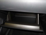 車検証などの収納に便利なグローブボックスです。