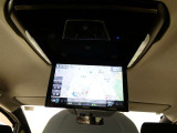 【後席モニター】ファミリーユーザーさんに人気(#^_^#)後席用モニター装備済です!後席のお子様のお気に入りのDVDを映しておけば、渋滞中もご機嫌です!もちろん、TV画面も表示OK♪