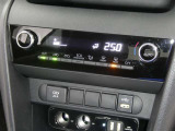 【オートエアコン】車内温度を感知して自動で温度調整をしてくれるのでいつでも快適な車内空間を創り上げます!どの席に座っても快適なドライブが楽しめます♪