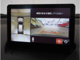 【360&deg;ビュー・モニター】クルマを真上から見たような俯瞰(ふかん)映像や助手席側のサイド映像など、視点を切り替えて表示。さまざまなアングルで視界をサポートします。