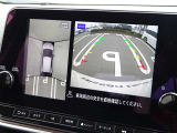 【アラウンドビューモニター&バックモニター】クルマを真上から見下ろしているかのような映像が表示され、周囲の状況がひと目で把握できるので、安心してスマートに駐車できます。駐車が苦手な方にオススメです!