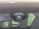 【シティブレーキアクティブシステム】低速走行中に前方の車両等を認識し、衝突しそうな時は警報とブレーキで衝突回避と被害軽減をアシスト。より安全にドライブをお楽しみいただけます。