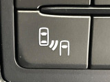 【ブラインドスポットモニタリング】走行中、ドアミラーの死角になりやすい箇所に後続車が接近するとサイドミラー付近に警告を表示、ドライバーに注意喚起をしてくれます。