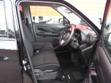 内装の状態も良好です。ヒーター付ステアリングは本革巻!センターアームレストも付いているのでロングドライブも快適ですね。前席ヒーター付シートです。