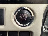 エンジンスタートボタンです。キーが車内にあれば、エンジンの始動・停止はブレーキを踏んでスイッチを押すだけ!キーを取り出す手間を省き、ワンプッシュでエンジンを操作するので簡単でスムーズです。