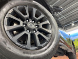 【純正18インチアルミホイール】外観にマッチした純正アルミホイールを装着しております。各種社外アルミホイールや、スタッドレスタイヤも取扱いしております。是非ご相談ください♪