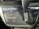 フルオートエアコン搭載。温度設定だけで、車内はいつも快適な空間を維持できます。