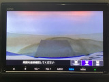 【バックカメラ】運転が苦手な方も車庫入れラクラクです!ギアをリバースに入れれば自動的に切り換わりますので、面倒な操作は不要です♪狭い駐車場もお車を傷つけず安心ですね!