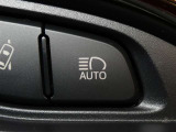 【オートマチックハイビームヘッドライト】ハイビーム走行時に対向車や前走車をカメラで認識して自動的にロービームにする機能が装備されています。※道路環境などによっては作動しない場合があります。