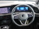 Volkswagen全車共通の上質な本革を使用した手触りのしっとりとしたステアリングです。唯一素肌が触れるハンドルは上位モデルと同じ握り心地になっております。