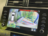 【マルチテレインモニター】車のフロントやサイドのカメラ画像を同時にモニター表示することで、悪路や狭い道を走行時でも周囲の状況確認ができ安心!本格SUVにうれしい装備です♪