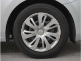 【ホイールキャップ】車に良く似合う純正ホイールキャップが装備されています。各種社外アルミホイールや、スタッドレスタイヤも取扱いしております。是非ご相談ください。