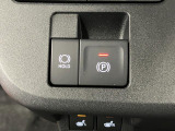 【電動パーキングブレーキ+オートブレーキホールド機能】 指先だけで簡単に操作が可能なパーキングブレーキ、スイッチを押すとブレーキペダルから足を離してもブレーキを保持できるオートブレーキホールド搭載。