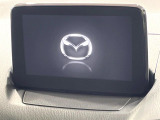 【マツダコネクト】車内の雰囲気にマッチした一体型タイプのディスプレイ。各種車輌設定やBluetooth再生等、様々な機能が楽しめます。専用SDカードのご購入で、ナビ機能も使用出来ます。