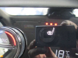 運転席&助手席に冬は暖かいシートヒーター装備です。