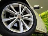 【純正17インチアルミホイール】外観にマッチした純正アルミホイールを装着しております。各種社外アルミホイールや、スタッドレスタイヤも取扱いしております。是非ご相談ください♪