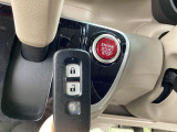 【Hondaスマートキー】カバンやポケットに入れたままでもドアの施錠・解錠が可能なスマートキーを装備。エンジンのオン・オフ時もカギを取り出す必要が無いからとっても便利です♪