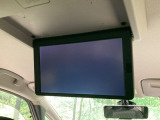 【フリップダウンモニター】大画面モニターで後席でもエンタメをお楽しみいただけます。小さなお子様にも大人気の装備です♪