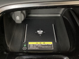 センターコンソールにはワイヤレス充電器を装備してます。Qi(チー)規格対応のスマートフォンなどを置くだけでワイヤレスで充電可能です。またスマートフォンの充電可能なUSB端子なども別途装備しています。