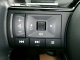 オーディオの音量やチャンネル操作ができるスイッチが、ハンドルに付いています。運転中でも、操作が行えて非常に安全・便利です!