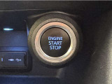 エンジンスタートボタンです。キーが車内にあれば、エンジンの始動・停止はブレーキを踏んでスイッチを押すだけ!キーを取り出す手間を省き、ワンプッシュでエンジンを操作するので簡単でスムーズです。