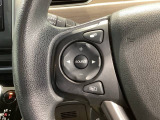 ステアリングにオーディオ操作スイッチが付いています。オーディオ画面に直接タッチしなくても操作が出来ますので、運転に集中できます。