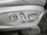 運転席電動シートは、シートポジションを細かく調整できるので長時間の運転もリラックスできますね。